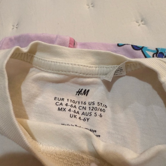 H&M Squishmallow Three Tee bundle 5T plus Squishmallow Slippers Size 11/12 - Picture 4 of 9